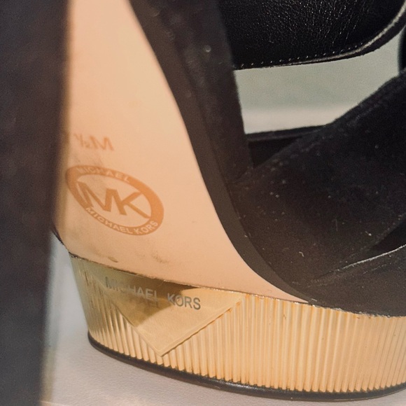 Stunning MICHAEL KORS platform suede sandal with chunky gold heel. - Picture 6 of 12